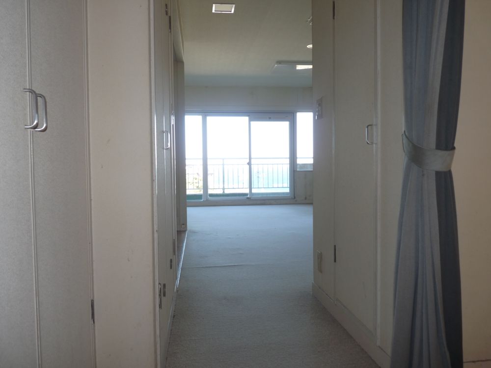 廊下よりリビングを撮影