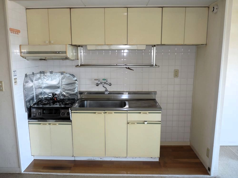 吊戸棚付きのキッチン