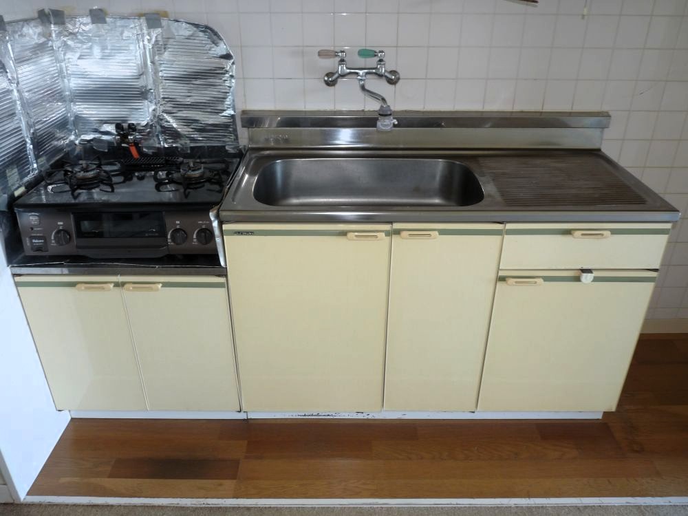 キッチンは使えますが、取り換えるのもあり