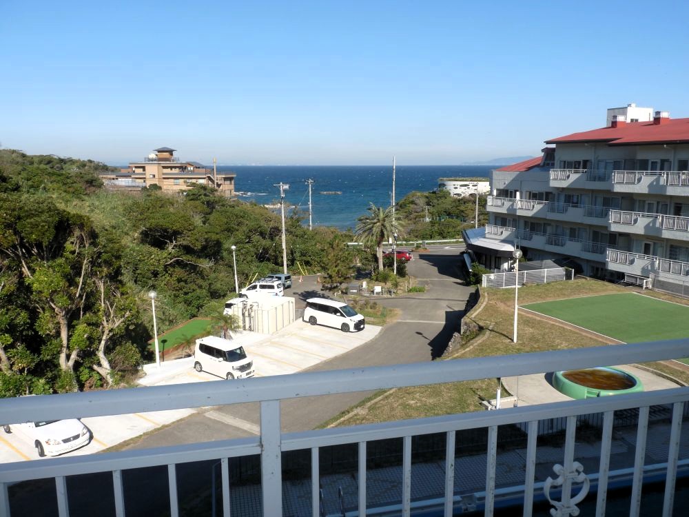 リビングから鏡ケ浦湾を望む眺望